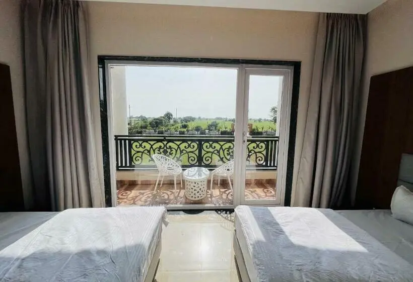 Deluxe Neljän Hengen Huone, Gaurison Hotel & Resorts