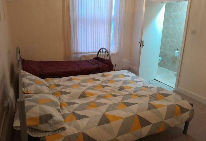 غرفة قياسية ثلاثية, Falcon Villa