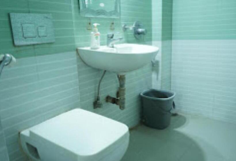 חדר דחוקס עם מיטת קינג, Midtown Bihar