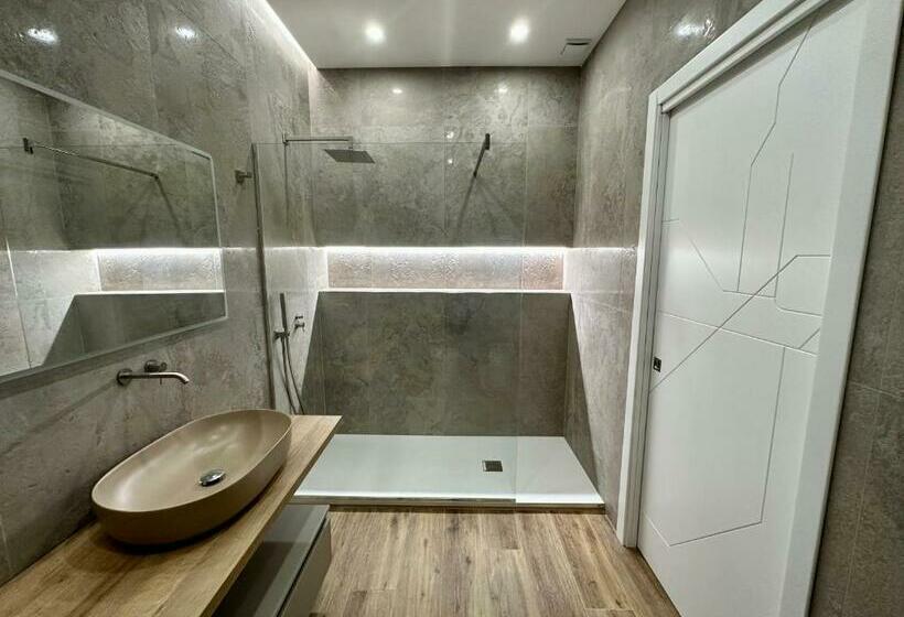 Трехместный Номер Стандарт с Балконом, Alma Rooms