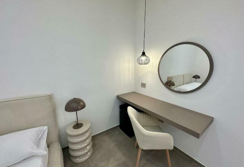 Трехместный Номер Стандарт с Балконом, Alma Rooms