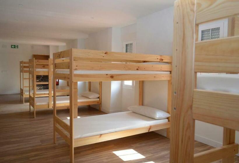 ルームシェアのワンベッド, Albergue Gares