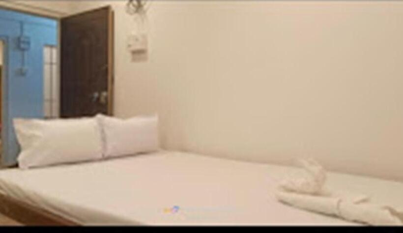 חדר אקונומי, Paradise Inn