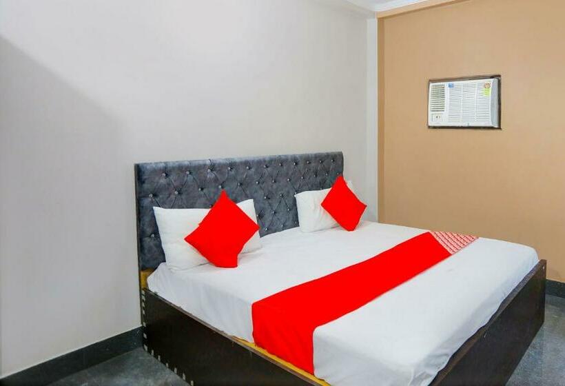 トリプルクラシックルーム, Oyo Flagship Bn