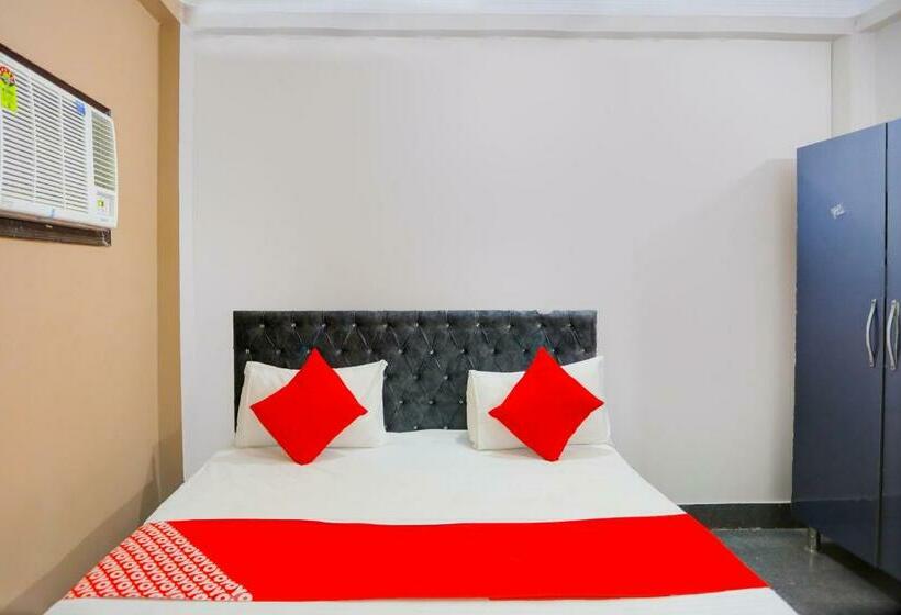 トリプルクラシックルーム, Oyo Flagship Bn