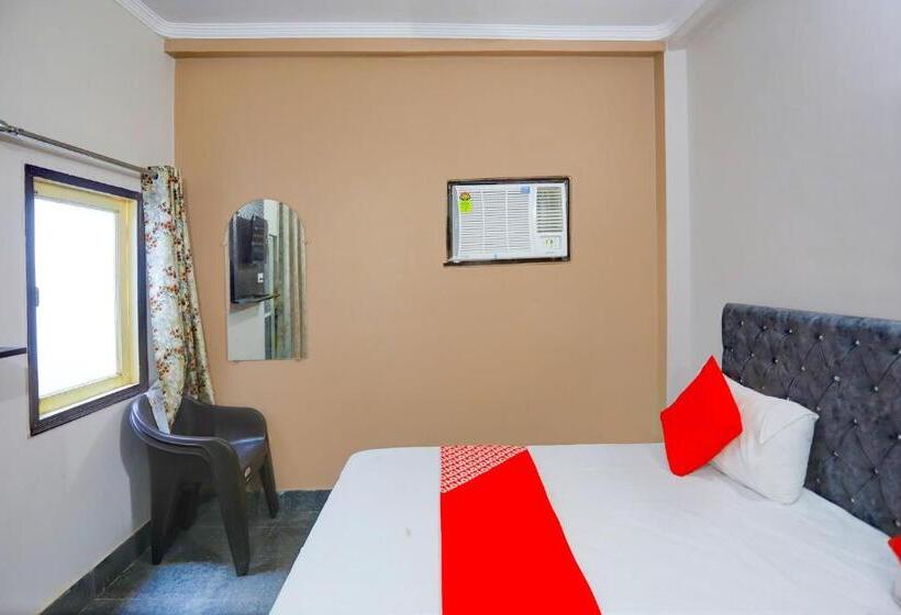 トリプルクラシックルーム, Oyo Flagship Bn