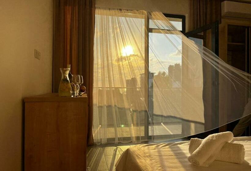 اتاق استاندارد سه تخته با چشم‌انداز, Heart Hotel Gonio