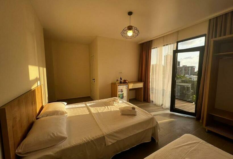 اتاق استاندارد سه تخته با چشمانداز, Heart Hotel Gonio