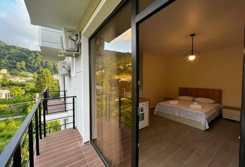 اتاق استاندارد سه نفره, Heart Hotel Gonio