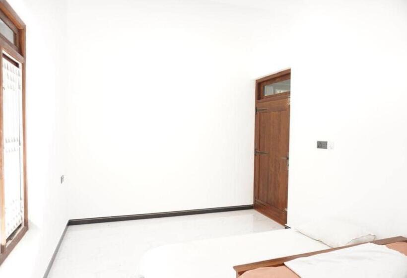 コンフォートトリプルルーム, Uthayam Guest House