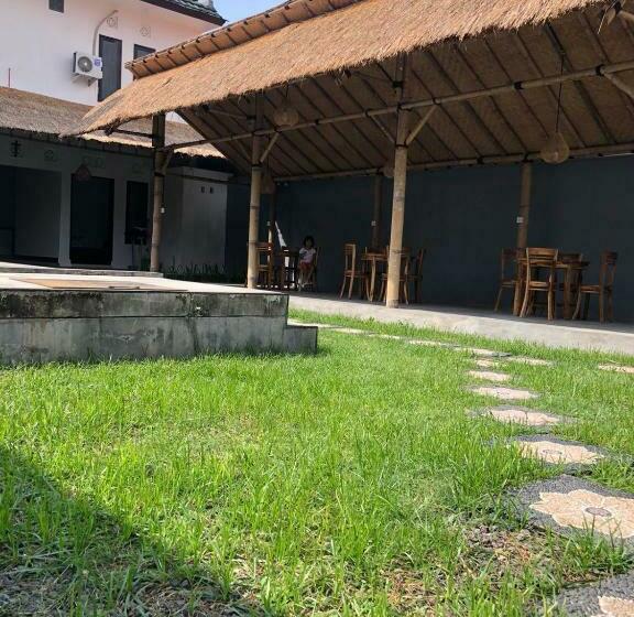 스탠다드 룸 풀장 전망, Nomad Tropical Hostel Canggu