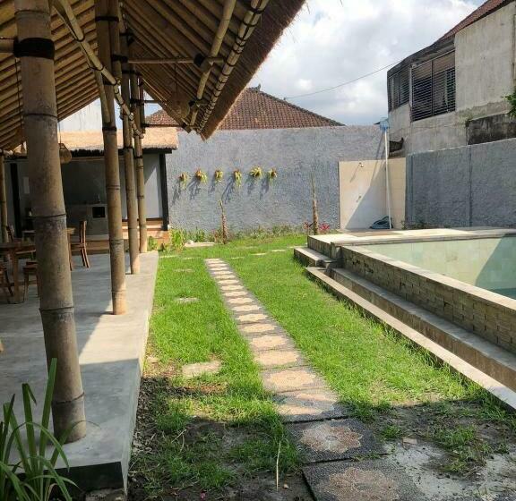 스탠다드 룸 풀장 전망, Nomad Tropical Hostel Canggu