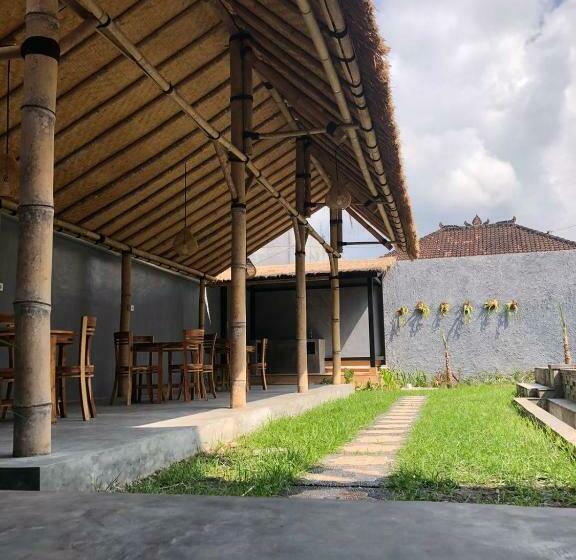 스탠다드 룸 풀장 전망, Nomad Tropical Hostel Canggu