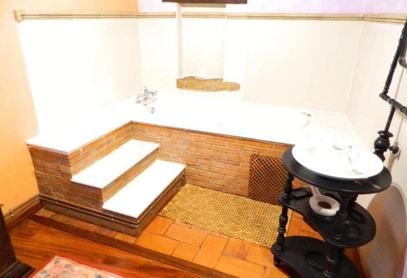 سوییت, La Casona De La Torre