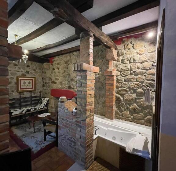 سوییت, La Casona De La Torre