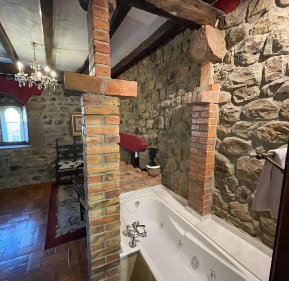 سوییت, La Casona De La Torre