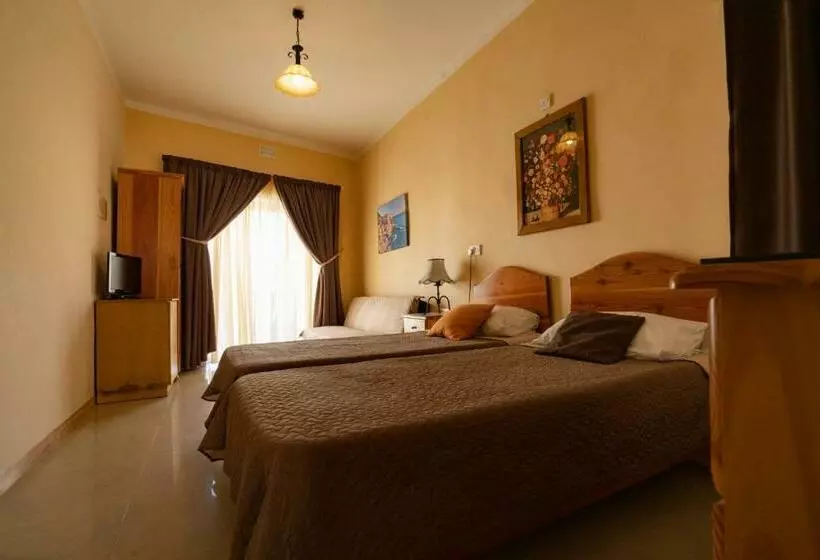 اتاق استاندارد چهار تخته, Lantern Guest House
