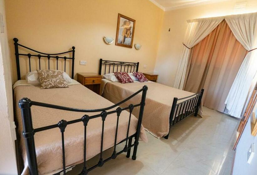 اتاق استاندارد سه نفره, Lantern Guest House