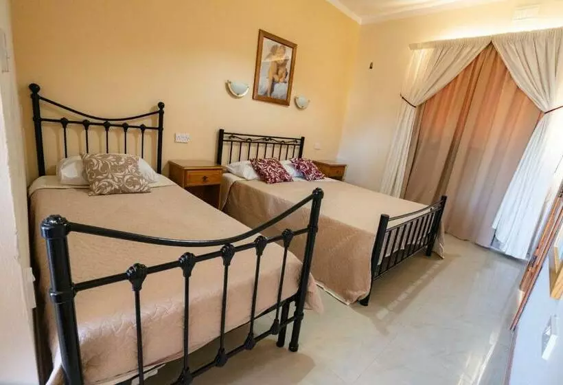 اتاق استاندارد سه نفره, Lantern Guest House