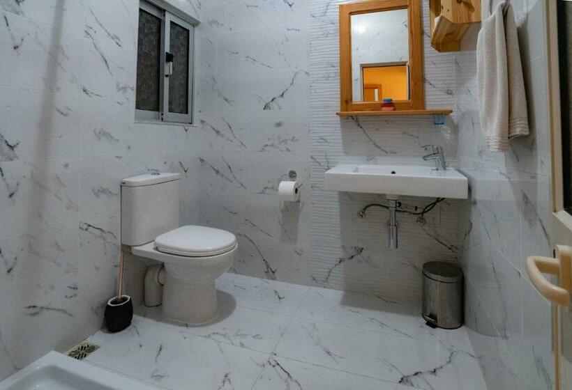 اتاق استاندارد چهار تخته, Lantern Guest House