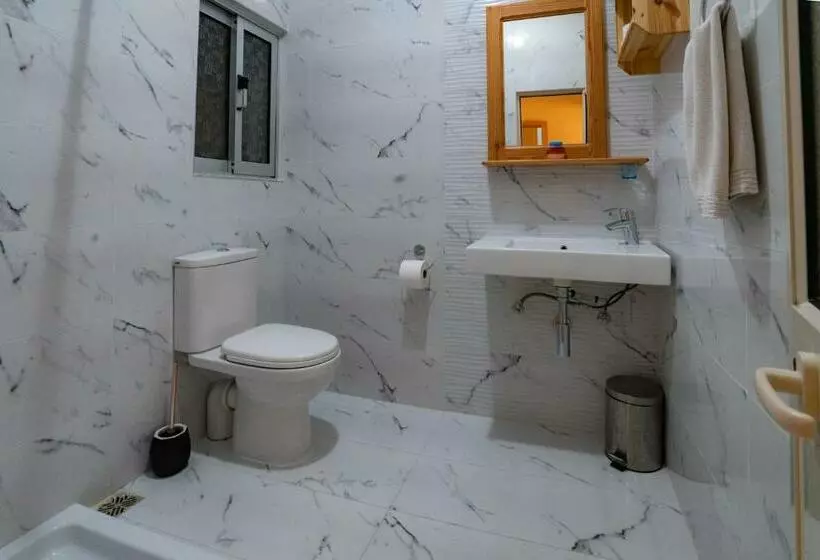 اتاق استاندارد چهار تخته, Lantern Guest House