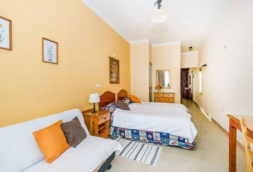 اتاق استاندارد چهار تخته, Lantern Guest House