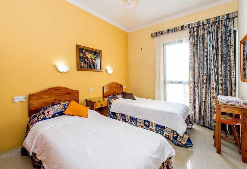 اتاق استاندارد چهار تخته, Lantern Guest House