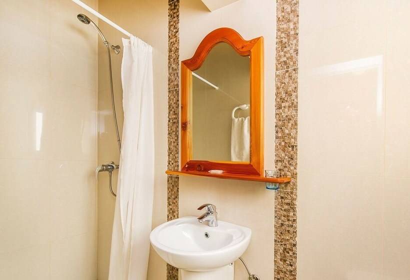 اتاق استاندارد چهار تخته, Lantern Guest House