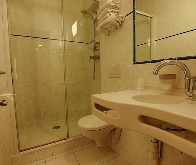 غرفة قياسية رباعية, Le Ruisseau