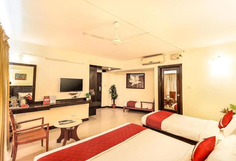 חדר משפחתי, Octave Himalaya Monarch