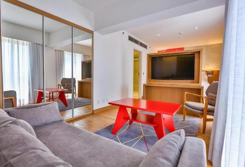 سوئیت با وان آب گرم, Radisson Red Campinas