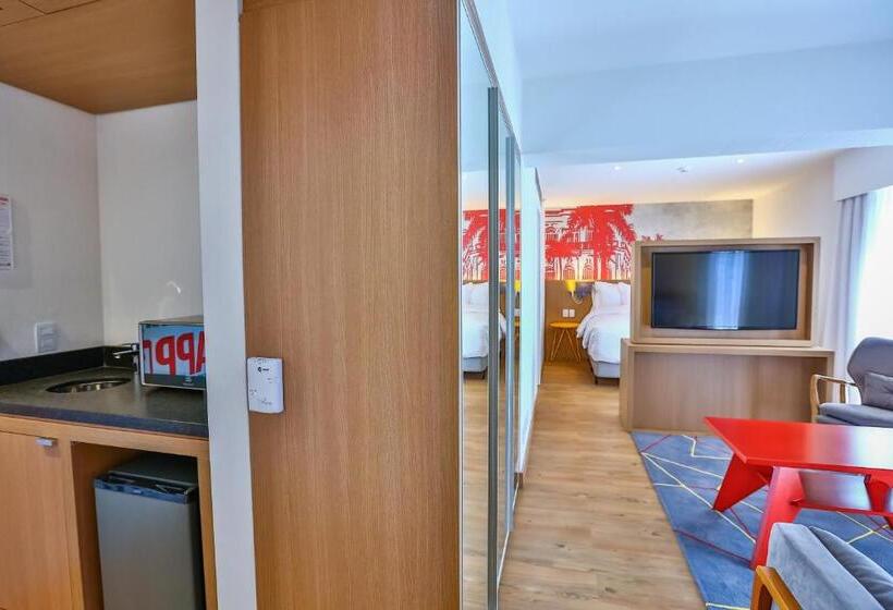 جناح مزود بجاكوزى, Radisson Red Campinas