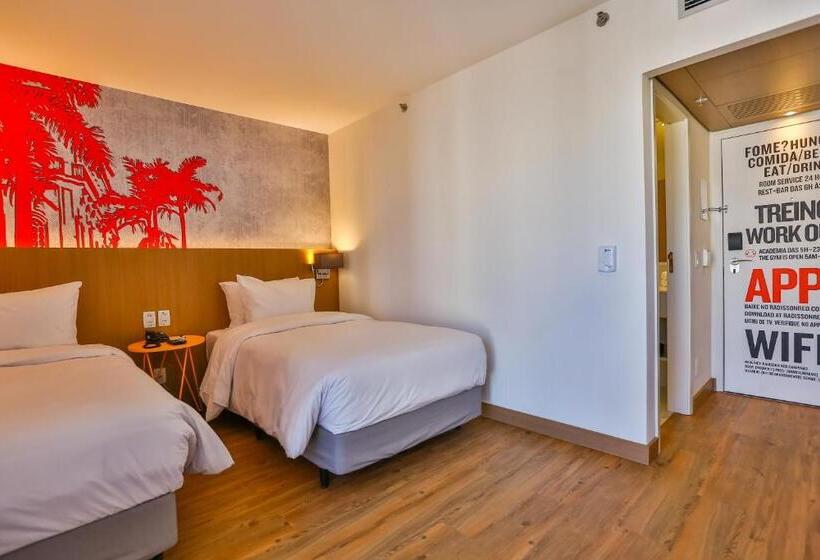 اتاق خانوادگی تودرتو, Radisson Red Campinas
