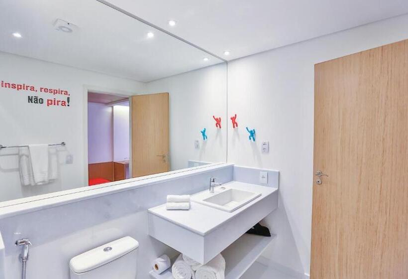 اتاق خانوادگی تودرتو, Radisson Red Campinas