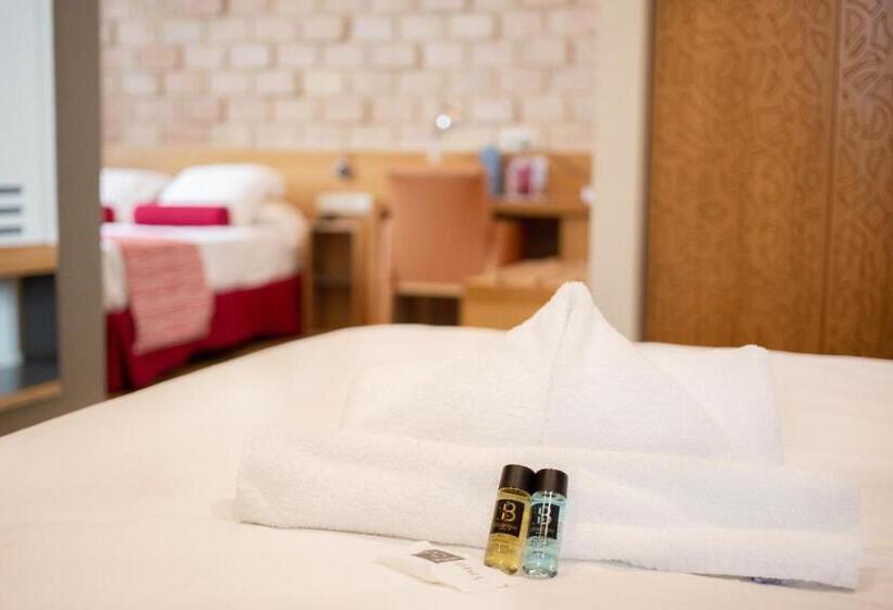 اتاق خانوادگی, Soho Boutique Capuchinos & Spa