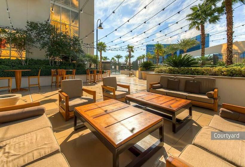 آپارتمان 1 خوابه با بالکن, Experience Unparalleled Luxury At The Sinatra