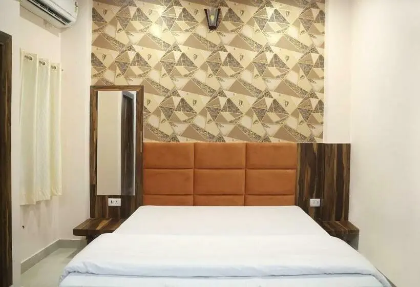 キングサイズベッドのデラックスルーム, Keshavam Inn