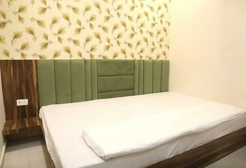 バルコニー付きスタンダードトリプルルーム, Keshavam Inn