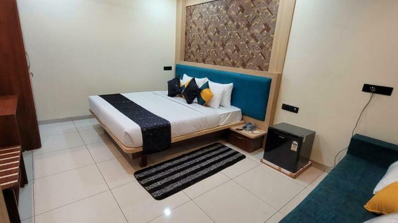 Номер Deluxe, Sarika International