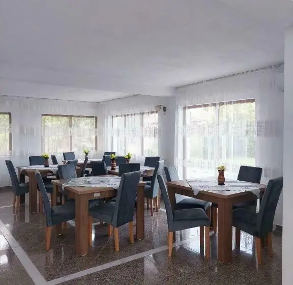 اتاق استاندارد با تخت بزرگ, Pensiunea Paradiso Sarinasuf