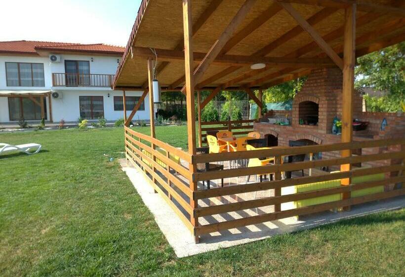 اتاق استاندارد سه تخته با چشم‌انداز باغ, Pensiunea Paradiso Sarinasuf