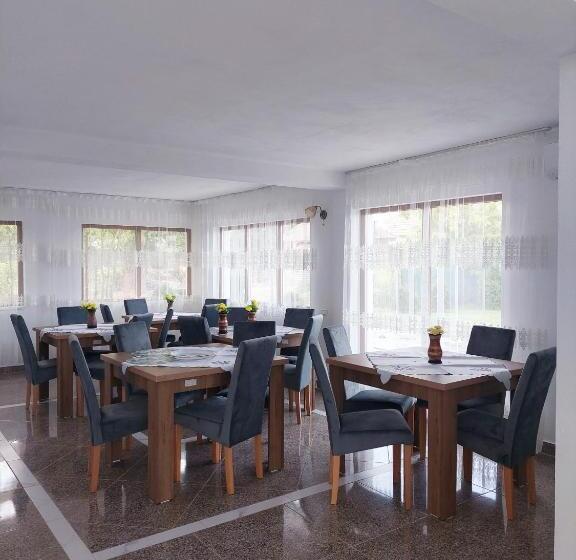 اتاق استاندارد سه تخته با چشم‌انداز باغ, Pensiunea Paradiso Sarinasuf