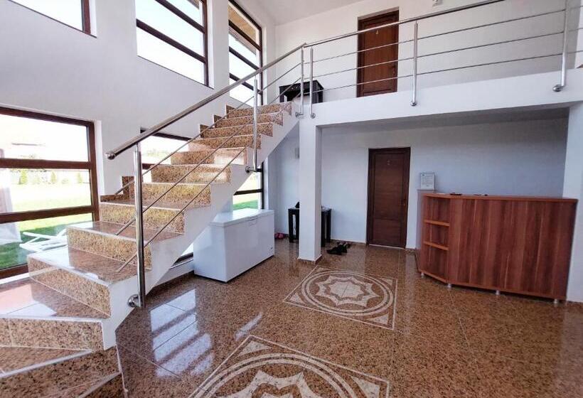 اتاق استاندارد سه تخته با چشم‌انداز باغ, Pensiunea Paradiso Sarinasuf