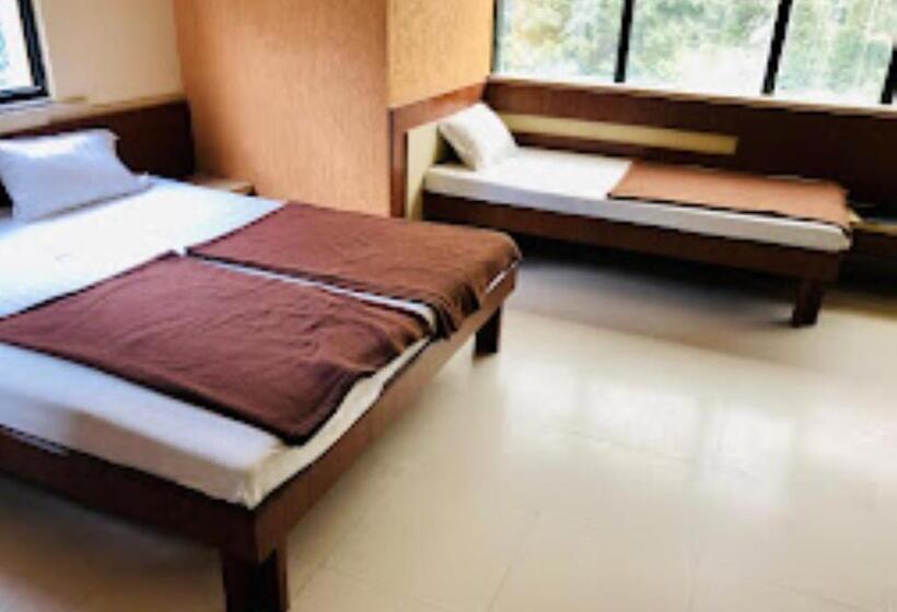 غرفة قياسية ثلاثية, Samrat Nashik