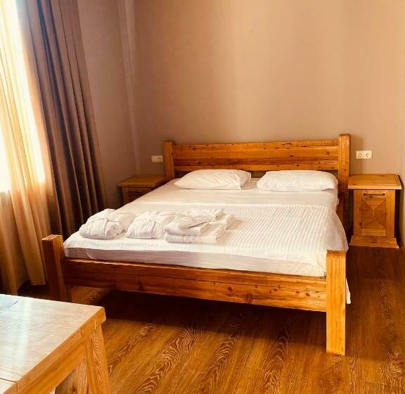 اتاق استاندارد با چشم‌انداز استخر, Eco Village Tskaltubo