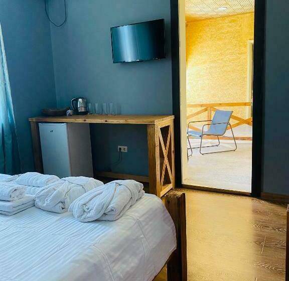 اتاق استاندارد چهارنفره با بالکن, Eco Village Tskaltubo