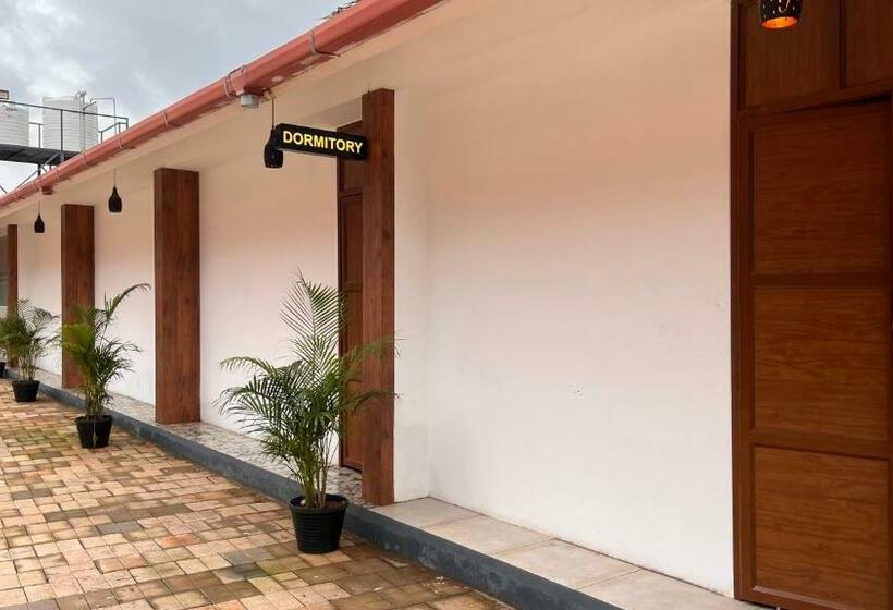 سرير فى غرفة مشتركه, Tcs Rooms Ezhilode Payyanur