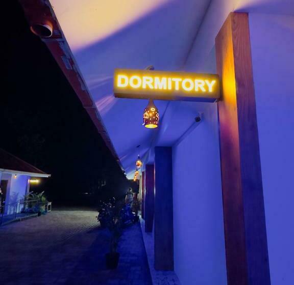 سرير فى غرفة مشتركه, Tcs Rooms Ezhilode Payyanur