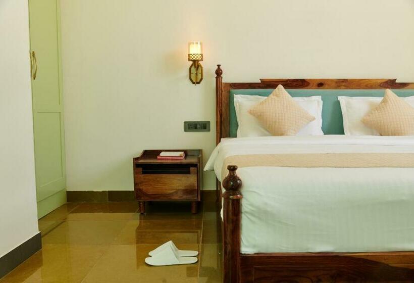 جناح جونيور, Free Birds Bungalow