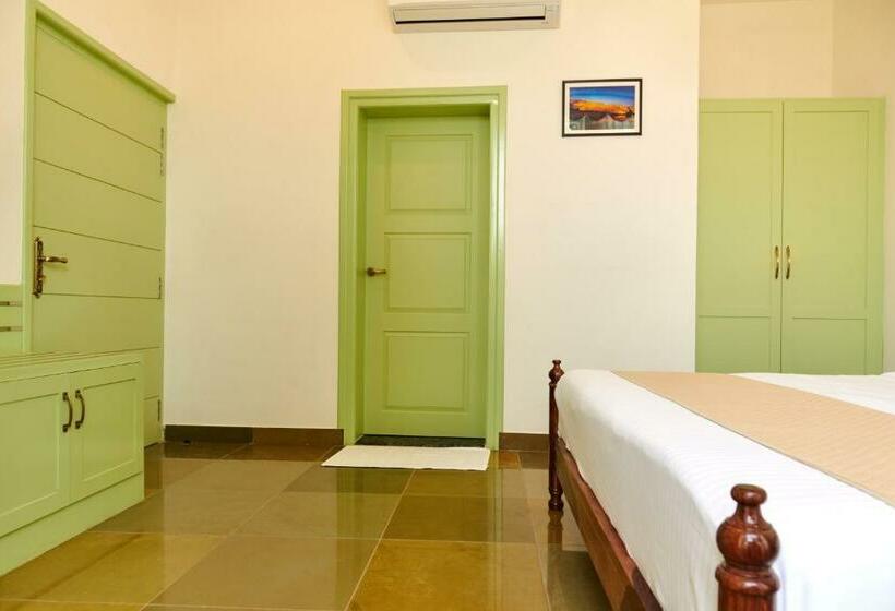 جناح جونيور, Free Birds Bungalow